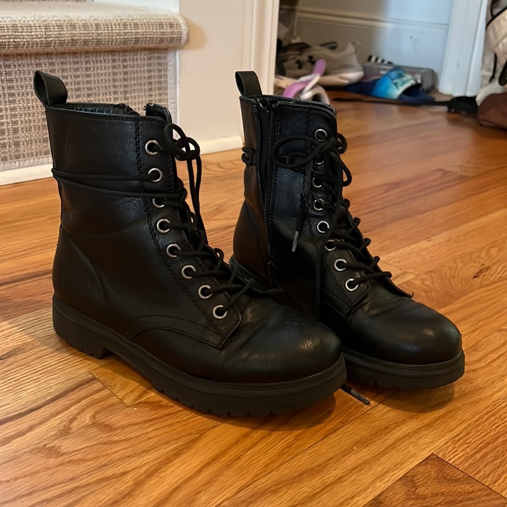 black platform boots- womens 8 - they have a zipper in them